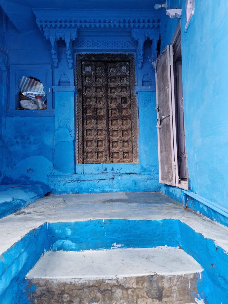 Joyvita in Jodhpur - ganz in Blau